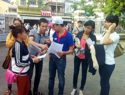 Thí sinh làm thủ tục dự thi ĐH đợt 1 - 10