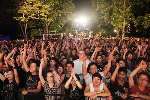 Parasite diện kiến rock band lừng danh TG - 13