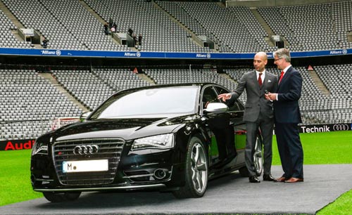 Đến Bayern, Pep được tặng siêu xe Audi - 1