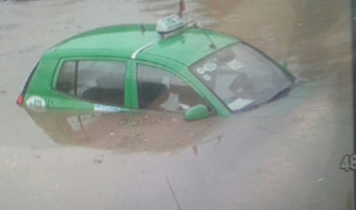 Xe lội nước quân đội giúp sĩ tử tới điểm thi - 2