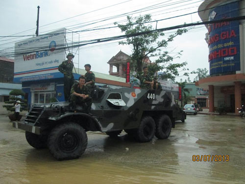 Xe lội nước quân đội giúp sĩ tử tới điểm thi - 4