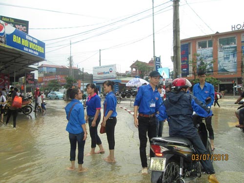 Xe lội nước quân đội giúp sĩ tử tới điểm thi - 5