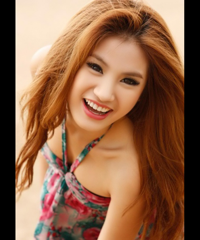 Ngoài ra, cô gái này còn là người mẫu trẻ tài năng trong giới showbiz Campuchia. 