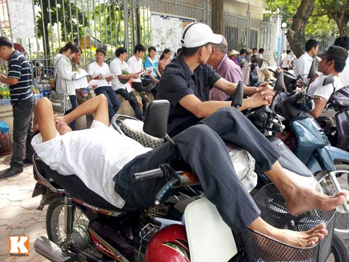 Nằm ngồi vạ vật chờ sĩ tử làm bài thi ĐH - 2