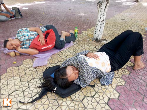 Nằm ngồi vạ vật chờ sĩ tử làm bài thi ĐH - 7