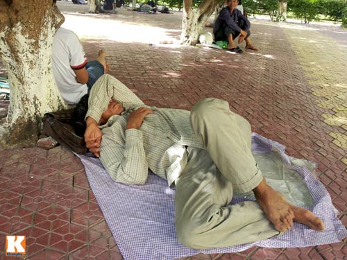 Nằm ngồi vạ vật chờ sĩ tử làm bài thi ĐH - 8