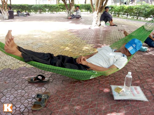 Nằm ngồi vạ vật chờ sĩ tử làm bài thi ĐH - 6