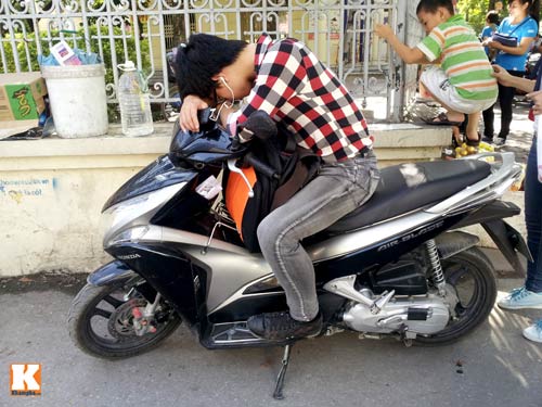 Nằm ngồi vạ vật chờ sĩ tử làm bài thi ĐH - 3