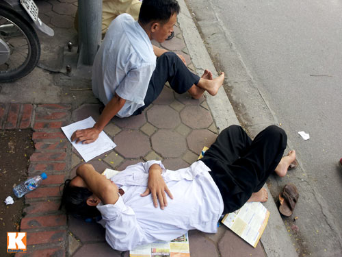 Nằm ngồi vạ vật chờ sĩ tử làm bài thi ĐH - 4