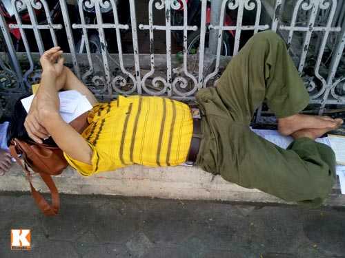 Nằm ngồi vạ vật chờ sĩ tử làm bài thi ĐH - 5