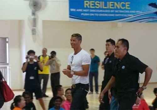 Ronaldo cùng bạn gái du hí Singapore - 2