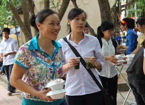 Cơm chay miễn phí cho sĩ tử thi đại học - 13