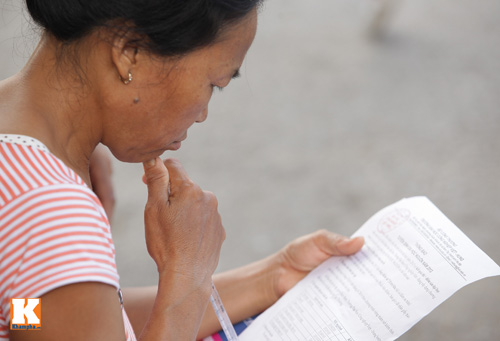 Nằm ngồi vạ vật chờ sĩ tử làm bài thi ĐH - 12