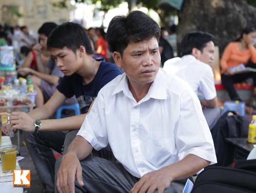 Nằm ngồi vạ vật chờ sĩ tử làm bài thi ĐH - 9