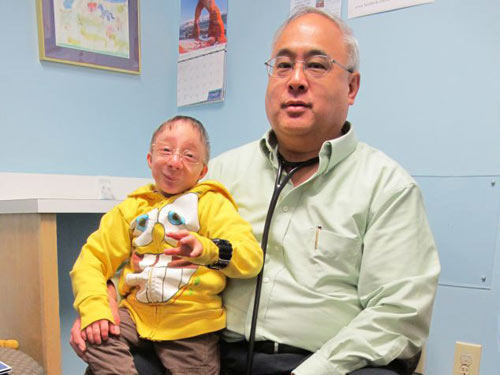 Người lùn nguyên thủy đầu tiên sống qua tuổi 20 - 2