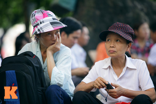 Nằm ngồi vạ vật chờ sĩ tử làm bài thi ĐH - 10