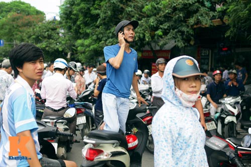 Nằm ngồi vạ vật chờ sĩ tử làm bài thi ĐH - 11