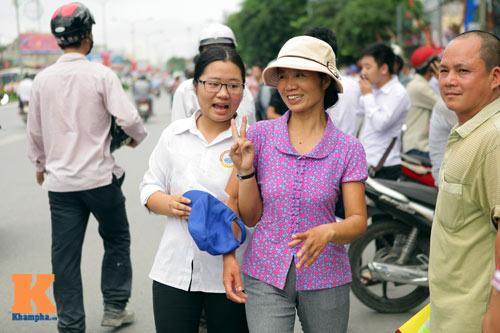 Nằm ngồi vạ vật chờ sĩ tử làm bài thi ĐH - 13