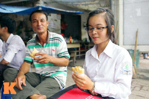 Nằm ngồi vạ vật chờ sĩ tử làm bài thi ĐH - 14