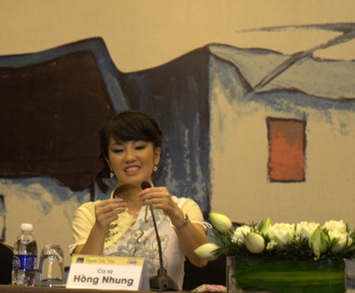 Mỹ Linh ngượng ngùng bên Hồng Nhung - 3