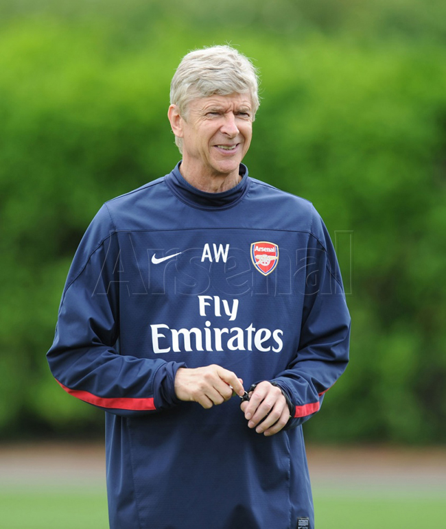 Nét mặt tươi tỉnh của HLV Wenger.