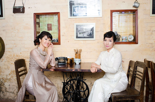 Mỹ Linh ngượng ngùng bên Hồng Nhung - 2