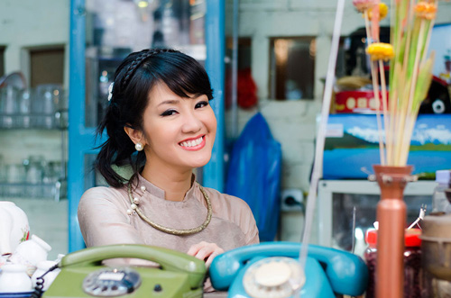 Mỹ Linh ngượng ngùng bên Hồng Nhung - 11