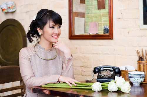 Mỹ Linh ngượng ngùng bên Hồng Nhung - 6