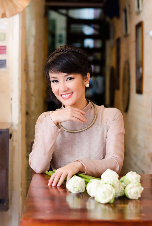 Mỹ Linh ngượng ngùng bên Hồng Nhung - 7