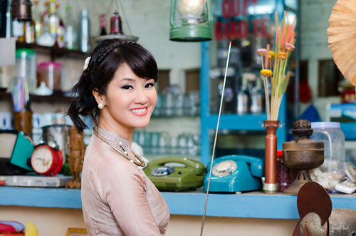 Mỹ Linh ngượng ngùng bên Hồng Nhung - 9