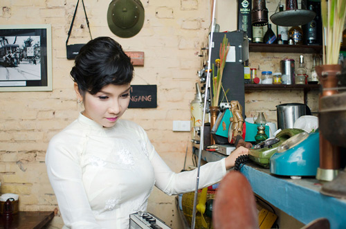Mỹ Linh ngượng ngùng bên Hồng Nhung - 13
