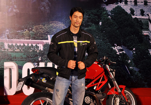 "Cặp đôi" Trí Nguyễn gây chú ý bên motor khủng - 4