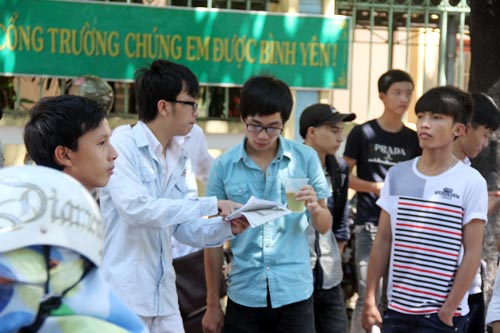 Môn thi cuối: Thí sinh "than" đề dài - 4