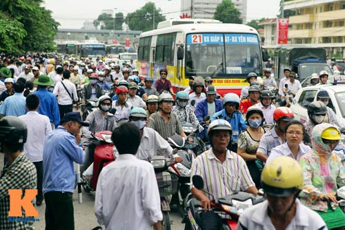 Sĩ tử đội nắng về quê, Hà Nội ùn tắc - 3