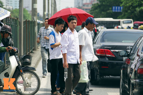 Sĩ tử đội nắng về quê, Hà Nội ùn tắc - 5