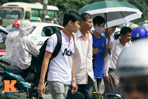 Sĩ tử đội nắng về quê, Hà Nội ùn tắc - 7