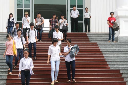 Môn thi cuối: Thí sinh "than" đề dài - 2