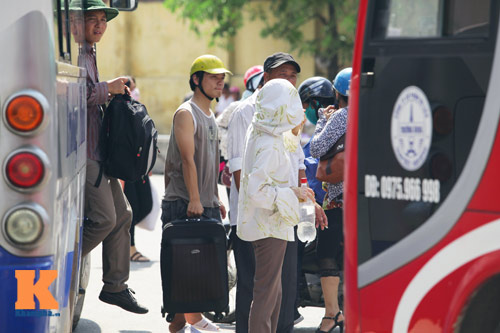 Sĩ tử đội nắng về quê, Hà Nội ùn tắc - 12