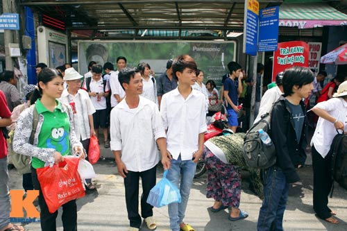 Sĩ tử đội nắng về quê, Hà Nội ùn tắc - 13