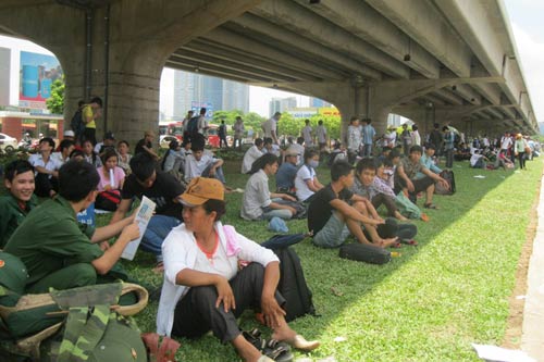 Sĩ tử đội nắng về quê, Hà Nội ùn tắc - 11