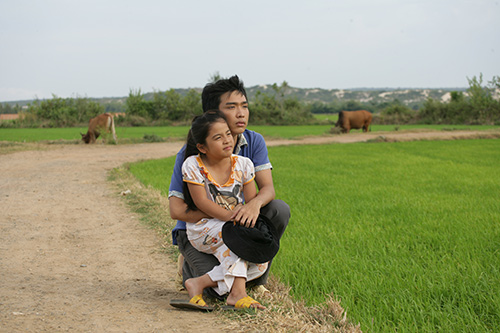 Bé Xuân Nghi bất ngờ về nước đóng phim - 8