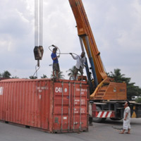 Tin tức trong ngày - Hút chết vì thùng container rớt xuống đường