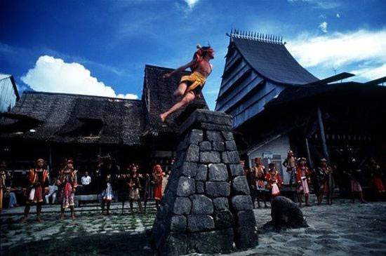 Lễ hội nhảy đá thót tim ở Indonesia - 3