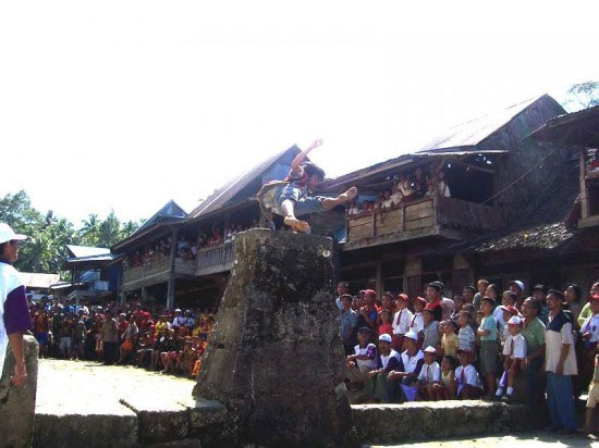 Lễ hội nhảy đá thót tim ở Indonesia - 1