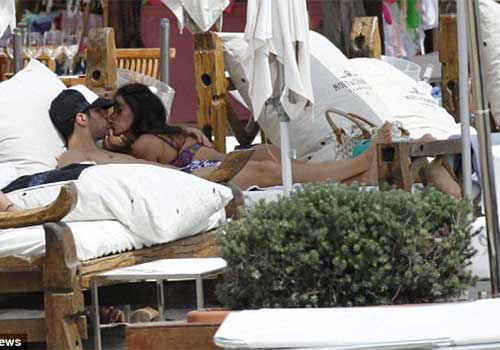 Fabregas du hí Ibiza cùng bạn gái Messi - 1