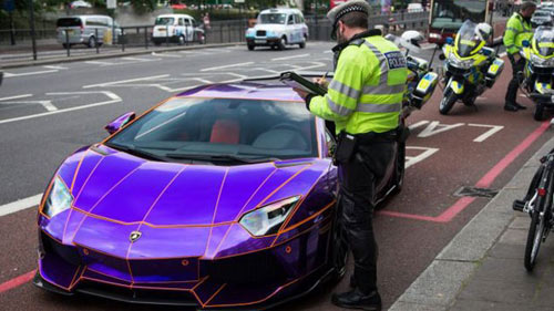 Lamborghini Aventador màu tím bị cảnh sát ‘tóm’ - 1