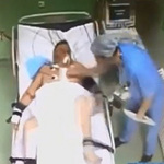 Sức khỏe đời sống - Bác sĩ đấm vào ngực bệnh nhân vừa mổ tim
