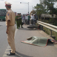 Tin tức trong ngày - Đâm vào lan can đường, nam thanh niên tử nạn