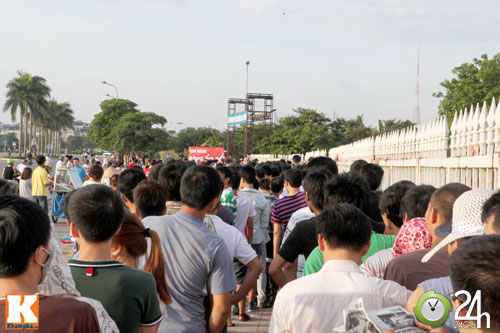 Cả nghìn người xếp hàng mua vé Arsenal - 2