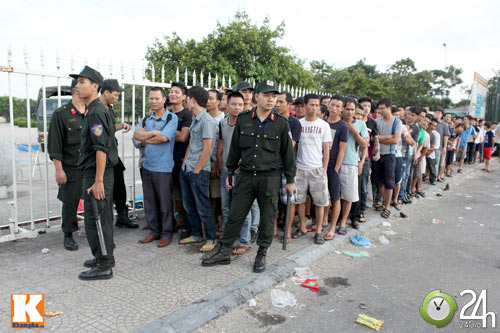 Cả nghìn người xếp hàng mua vé Arsenal - 5